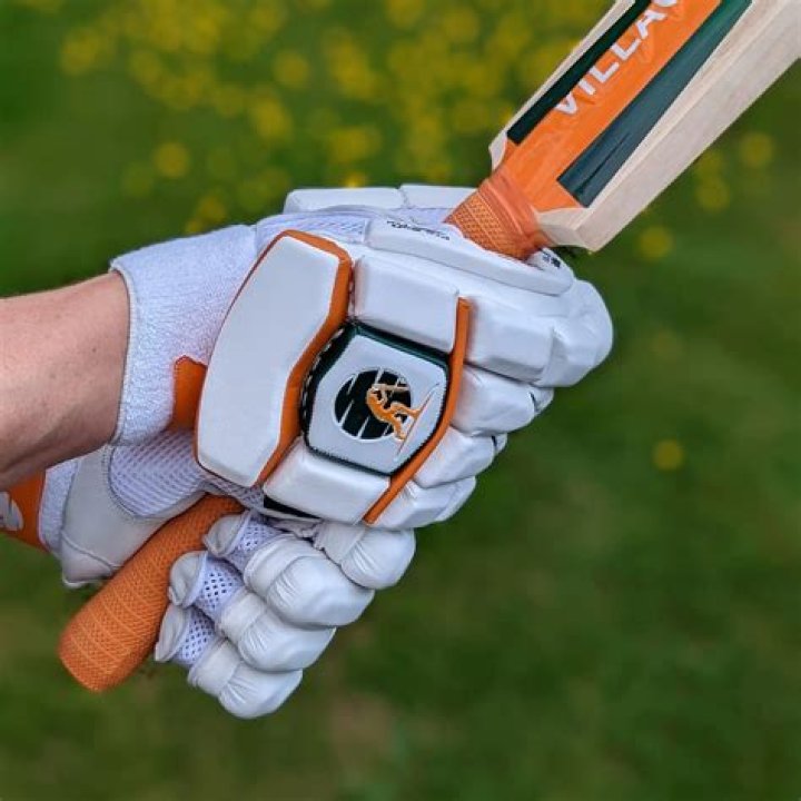 Can you wear gloves in cricket?