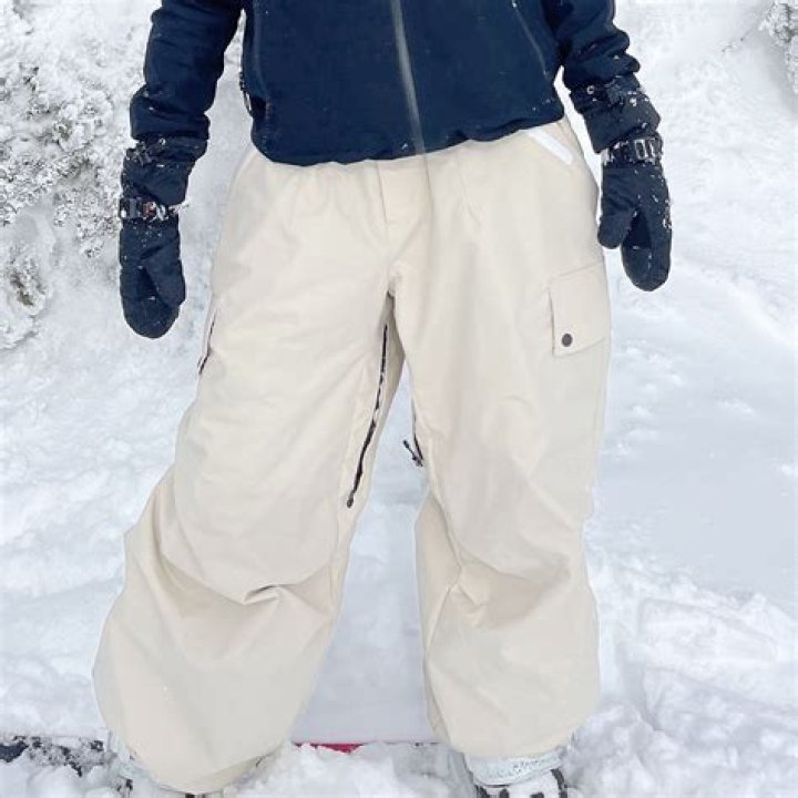 Do white snow pants get dirty?