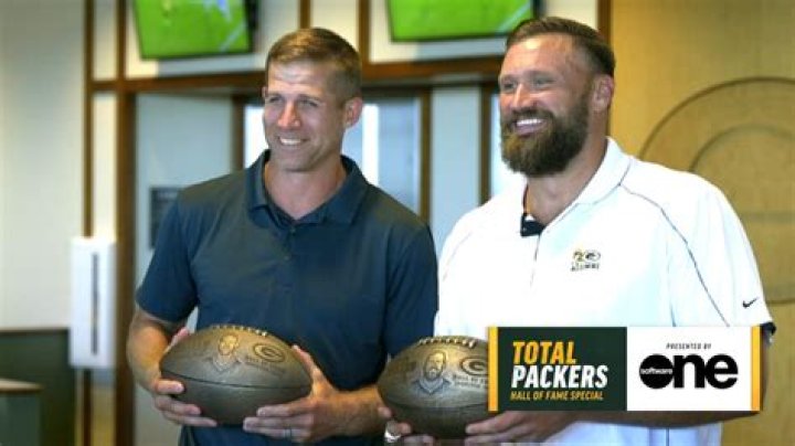 How many players coaches and contributors have been enshrined in the Packers Hall of Fame?