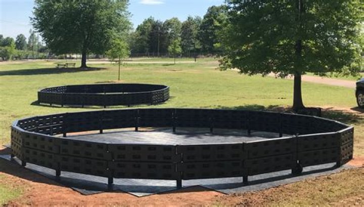 What does a gaga pit look like?