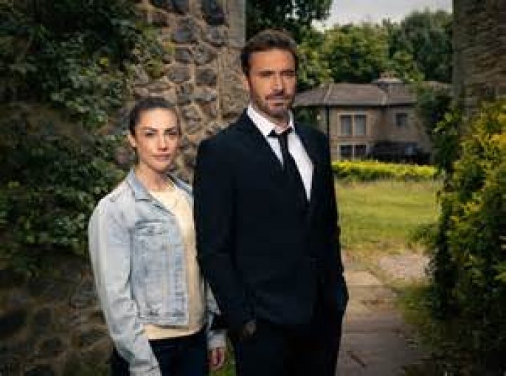 Who plays the female vicar in Emmerdale?